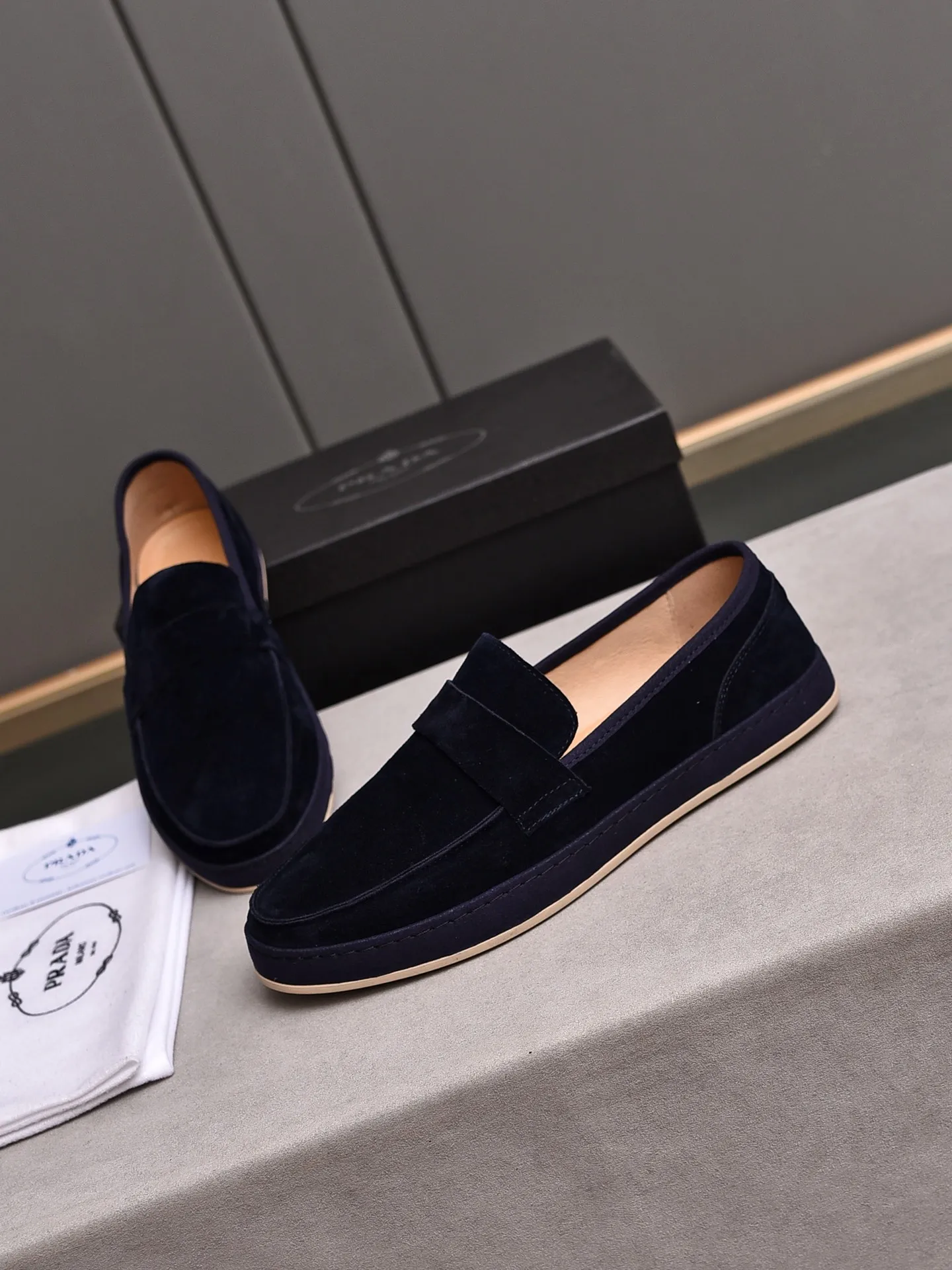 👟👟👟Men's Shoes💰P420 🆕🔥New Updates🔥👟PRADA (Prada) new products are released, imported soft cowhide, fashionable to allow air to penetrate the entire shoe, and the awesome shoes [strong] bring an extremely comfortable and breathable feeling! Beautiful inside and out! Exquisite workmanship, top-grade cowhide material, 😌Number: 38~44, 3 colors available: black, white and blue.